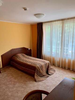 Отель Hotel Elena Велико-Тырново Двухместный номер с 2 отдельными кроватями и балконом-9